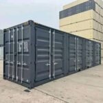 Contentor High Cube de 40 pés com 4 portas laterais, cinzento escuro.